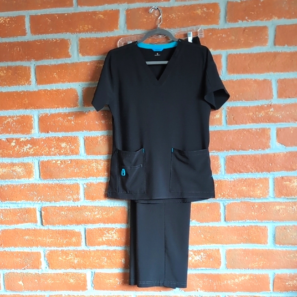 Preowned Carhartt Black Scrub Set (1) top C12110, (2) pairs bottom C52110